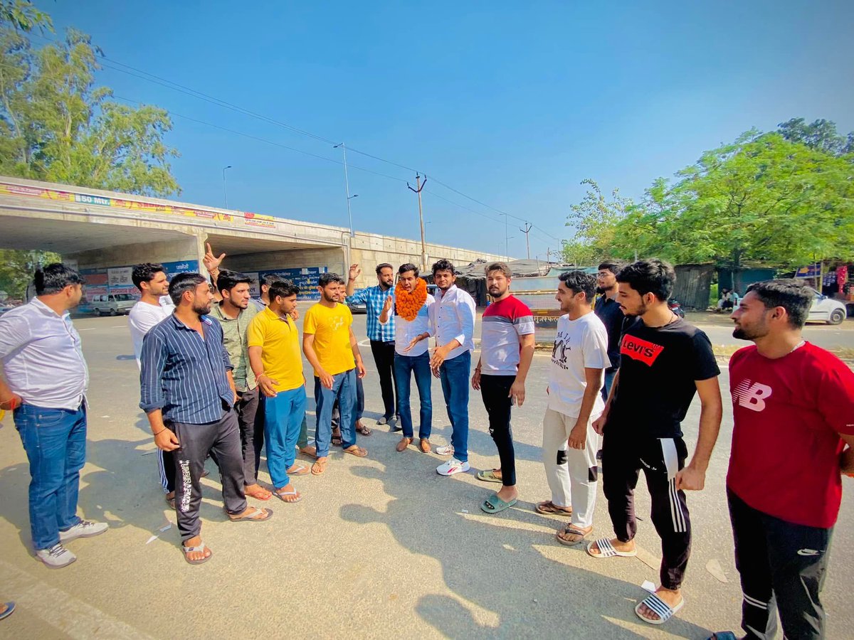 ch_Aakash_Rathi's tweet photo. दिल्ली विश्वविद्यालय से छात्र संघ अध्यक्ष पद के पूर्व प्रत्याशी भाई हितेश गुलिया को जन्मदिन की हार्दिक शुभकामनाएं एवं बधाई भगवान आपको लंबी उम्र प्रदान करें और आप हमेशा स्वस्थ रहें आपका नाम हमेशा ऐसे ही चमकता रहे @Hiteshgulia001 ❤️🎂💐 https://t.co/HrdXRTdx0s