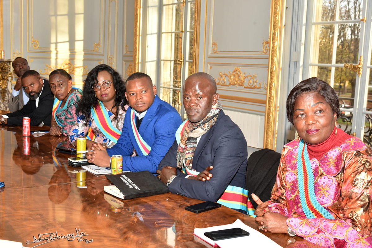 RTshienda27454's tweet photo. *Des rencontres qui nourrissent d'espoirs !* 

 #PHINNÉES #MASSOMBO ET SES COLLÈGUES FACE À L'AMBASSADEUR DE LA #RDC EN #FRANCE  E. NGOYI KASONGO* 

@PhinnesMassomb1 vient de franchir encore une étape très importante dans sa gestion de la commune de #kasavubu.
En marge du forum de salon des maires, le bourgmestre de kasa vubu et ses paires ont eu un échange fructueux suite à l'audience leur accordée  par le représentant de la #RDC en #France. 

Prenant la parole lors de la rencontre de cette  forte délégation des chefs des municipalités #kinoises,  @PhinnesMassomb1 n'a pas retenu sa joie de voir pour la toute première fois une pareille activité puisse avoir lieu mais aussi de voir son vœux se concrétiser : celui de la participation effective de la Diaspora congolaise attachée à leur pays la Rdc au développement de cette dernière. 

Pendant leur échange il était question :
- de la facilitation des démarches administratives avec les documents de compatriotes vivant en France, 
- la mise à la disposition de la diaspora des informations officielles cadrant avec l'investissement dans des communes de Kinshasa la capitale, 
- mais aussi la participation vivante des communes de Kinshasa aux prochaines éditions des salon des maires par la construction des stands interprétant la réalité et le potentiel congolais et kinoise.
En diplomate de taille, Son Excellence, L'ambassadeur Émile Ngoyi kasongo s'est dit très agréablement surpris par cette nouvelle vague d'initiatives et a promis de faire de tout son mieux pour mettre place un cadre qui va permettre aux  questions soulevées de trouver des réponses idoines.
 Surtout que ceci se révèle dans la ligne droite de la vision du chef de l'état Félix Antoine Tshisekedi Tshilombo qui se bat pour rassembler les congolais de toute part autour de l'intérêt de notre pays la RDC

 *Cellule de communication commune de kasavubu.*
Roger Makolo  volontaire du chef ✍️