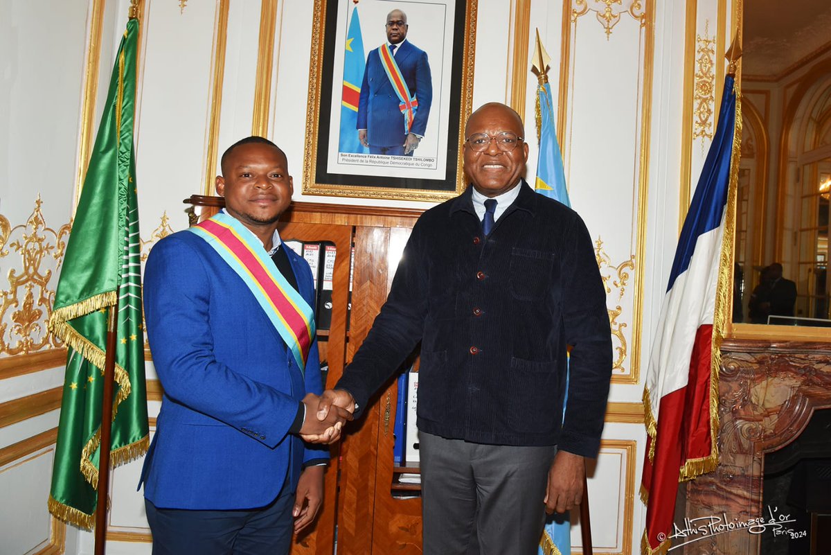 RTshienda27454's tweet photo. *Des rencontres qui nourrissent d'espoirs !* 

 #PHINNÉES #MASSOMBO ET SES COLLÈGUES FACE À L'AMBASSADEUR DE LA #RDC EN #FRANCE  E. NGOYI KASONGO* 

@PhinnesMassomb1 vient de franchir encore une étape très importante dans sa gestion de la commune de #kasavubu.
En marge du forum de salon des maires, le bourgmestre de kasa vubu et ses paires ont eu un échange fructueux suite à l'audience leur accordée  par le représentant de la #RDC en #France. 

Prenant la parole lors de la rencontre de cette  forte délégation des chefs des municipalités #kinoises,  @PhinnesMassomb1 n'a pas retenu sa joie de voir pour la toute première fois une pareille activité puisse avoir lieu mais aussi de voir son vœux se concrétiser : celui de la participation effective de la Diaspora congolaise attachée à leur pays la Rdc au développement de cette dernière. 

Pendant leur échange il était question :
- de la facilitation des démarches administratives avec les documents de compatriotes vivant en France, 
- la mise à la disposition de la diaspora des informations officielles cadrant avec l'investissement dans des communes de Kinshasa la capitale, 
- mais aussi la participation vivante des communes de Kinshasa aux prochaines éditions des salon des maires par la construction des stands interprétant la réalité et le potentiel congolais et kinoise.
En diplomate de taille, Son Excellence, L'ambassadeur Émile Ngoyi kasongo s'est dit très agréablement surpris par cette nouvelle vague d'initiatives et a promis de faire de tout son mieux pour mettre place un cadre qui va permettre aux  questions soulevées de trouver des réponses idoines.
 Surtout que ceci se révèle dans la ligne droite de la vision du chef de l'état Félix Antoine Tshisekedi Tshilombo qui se bat pour rassembler les congolais de toute part autour de l'intérêt de notre pays la RDC

 *Cellule de communication commune de kasavubu.*
Roger Makolo  volontaire du chef ✍️