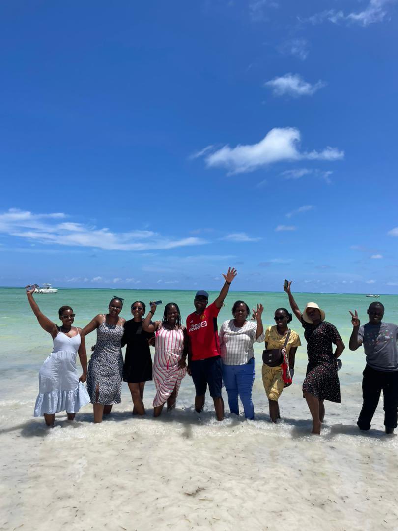 kurtislockhart's tweet photo. Sure our program in Urban Development is great and all…but so are our beaches 🏝️ 🌆 

Student beach day here in Zanzibar! @AfricaUrbanLab @ASE_Zanzibar https://t.co/KgG6X8Klil