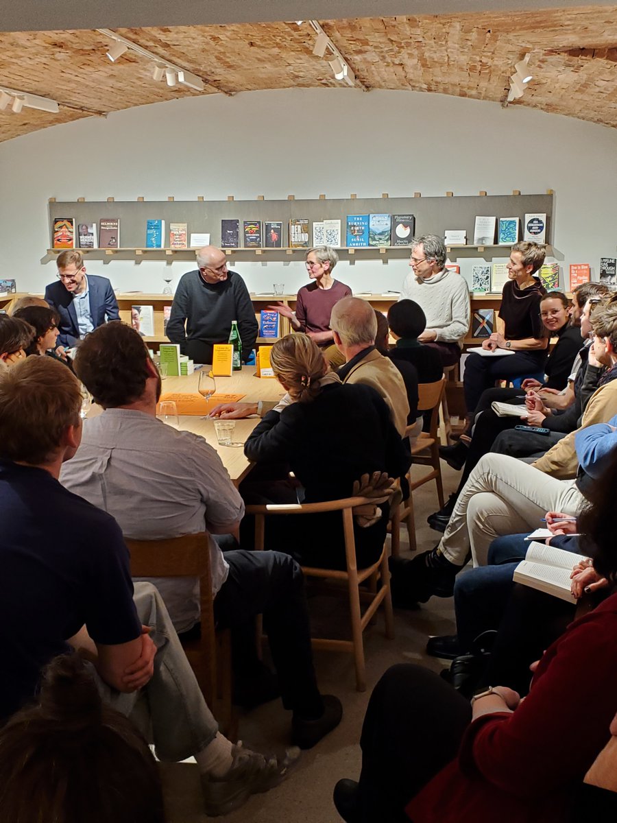 Vielen Dank an alle Beteiligten! Gestern im Felix Jud Bookstore diskutierten Fritz Breithaupt, Ulrich Bröckling, Susanne Krasmann, Urs Stäheli und Christine Hentschel das "Glossar der Gegenwart 2.0" und sprachen darüber, wie unsere Gegenwart "auf den Begriff" gebracht werden kann