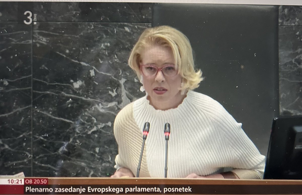 jelka_godec's tweet photo. Sodnica Urška, ki danes predseduje @Drzavnizbor pravi, da sama nima obrazložitve glasu, bo pa povedala, da bo glasovala proti. 
S tem je spet kršila poslovnik, ker pri dotičnem glasovanju ni obrazložitve glasu.
#norost https://t.co/er49HgTfh7