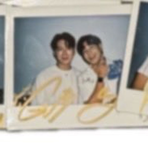 TrendUpdateKS's tweet photo. Perayas You have a chance to get a #KristSingto Polaroid  !! 

Information about the benefits of Pre-ordering for GMMTV POP-UP STORE in OSAKA ! 

20 people will be randomly selected to win an instax camera autographed by the artist.
This is a newly taken photograph and is the only one of its kind in the world.
The artists shown are random. There is a possibility that they may appear as a couple.

◾️ Lottery rights
All customers who pre-order at the Osaka pop-up store will have the chance to enter the lottery. This applies to both customers who pick up their order at the store and those who have it mailed to them.
The number of orders or total amount will not affect the lottery.

The order numbers of the winners will be announced around 6:00 PM on December 5th (Japan time).

Those who pre-order before the order number is announced will be eligible for the lottery.

Winners will receive their instant photo at the pop-up store or by mail.

PRE-ORDER LINK HERE : 

https://t.co/oTnFluYnpR 

#GMMTVPOPUPSTOREinJAPAN #ทีมพีรญา #คริสสิงโต