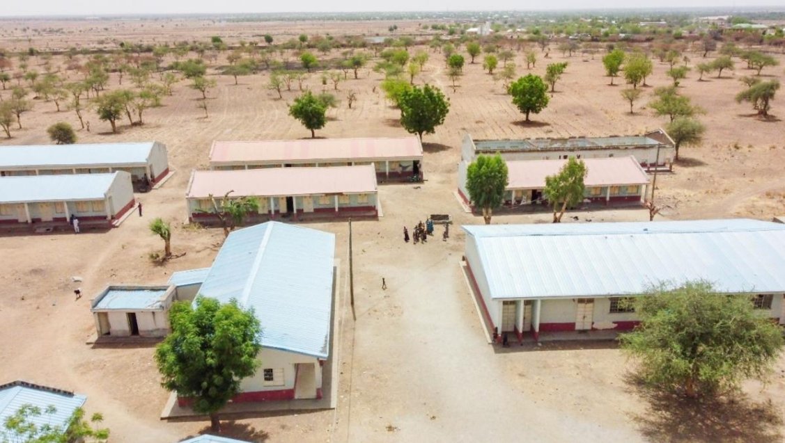 GermanyInAfrica's tweet photo. 🌍 New Hope in North-West #Nigeria 🇳🇬 Safe homes, brighter futures: 💯 housing units in #Jibia will soon provide shelter and hope to displaced families 🏘️✨.
A step toward #dignity, security, and #rebuilding lives for many 💪🏾🌱.
This project is proudly supported by @GERinNigeria. https://t.co/Fp98QLK3wh