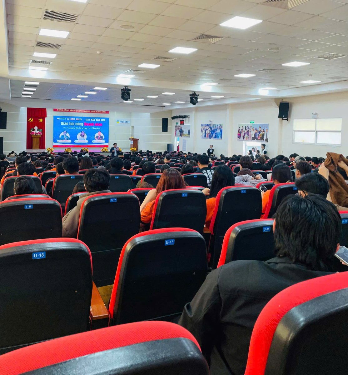 Web3lab_DAO's tweet image. On November 28, Web3Labs had the honor of joining 9 other businesses in the "Exchange with Entrepreneurs" program at Hutech University, Ho Chi Minh City, VietNam. The event, organized by the #HCM City Student Association, focused on the topic "The Future of Digital Marketing with…