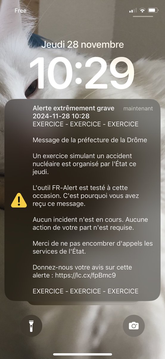 Guigxz's tweet photo. ALED ! Terrifiante leur alarme là ! Mettez une musique douce pour nous annoncer qu'on va mourir dans les 5min wesh ! https://t.co/QnwyXfLKbH