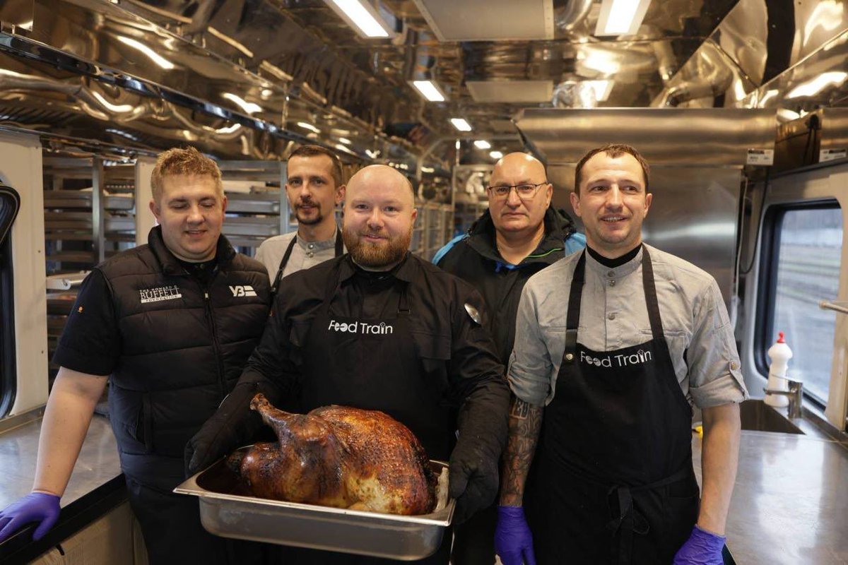 Ukrzaliznytsia's tweet photo. Despite massive shelling and partial power outages, our autonomous Food Train 🚂 operates in Kharkiv Oblast according to schedule!
On the occasion of Thanksgiving 🦃, the festive menu includes roasted turkey, couscous with cranberries and cabbage.
267 days 💙 1 203 603 portions https://t.co/DIWtH5UG2w
