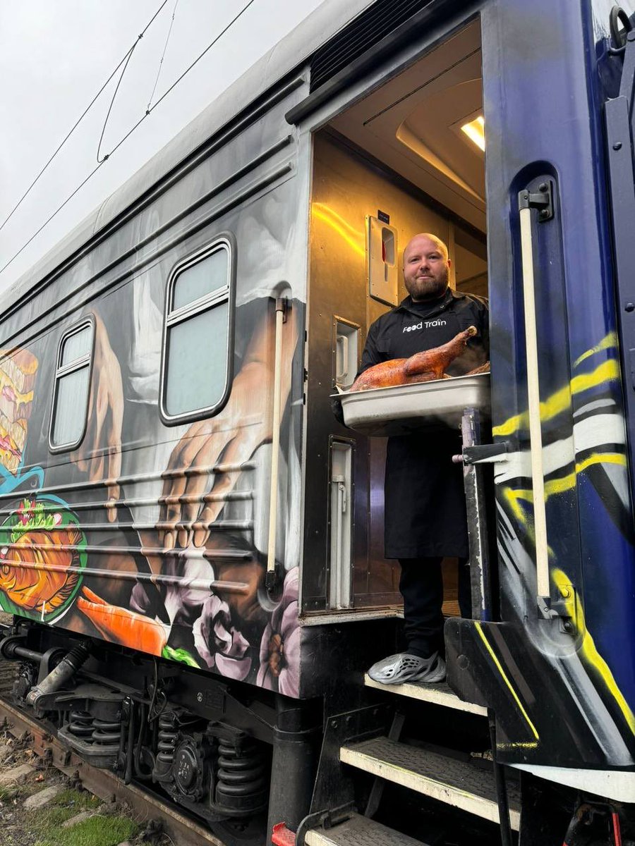 Ukrzaliznytsia's tweet photo. Despite massive shelling and partial power outages, our autonomous Food Train 🚂 operates in Kharkiv Oblast according to schedule!
On the occasion of Thanksgiving 🦃, the festive menu includes roasted turkey, couscous with cranberries and cabbage.
267 days 💙 1 203 603 portions https://t.co/DIWtH5UG2w