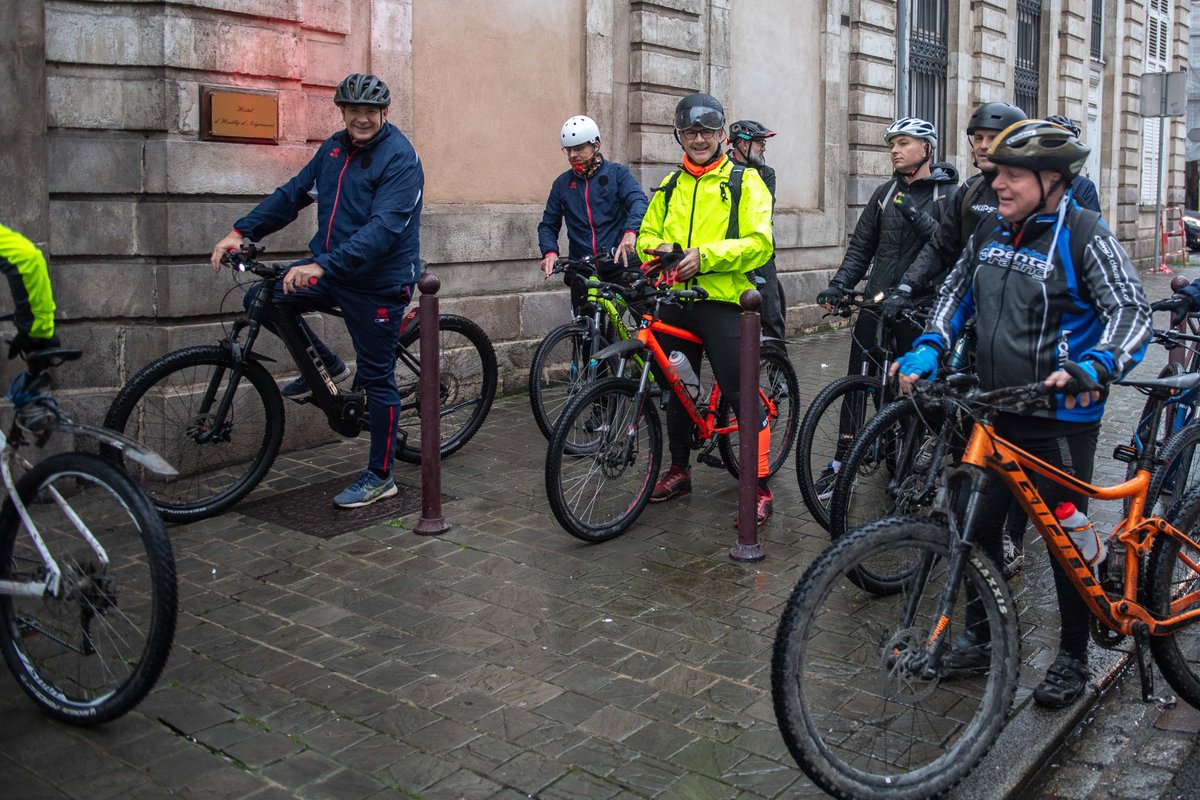 CommandementFOT's tweet photo. Une sortie cohésion à vélo entre le GCA Bertrand Toujouse et quelques sous-officiers du CFOT ! 🚴‍♂️

Esprit d'équipe et partage étaient au rendez-vous.🤝

#CFOT #cohésion #fraternité https://t.co/8jtflTvCIJ