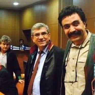 Av. Tahir Elçi, 9 yıl önce bugün Amed'te, dört ayaklı minarenin önünde katledildi. 

Yapılan yargılama neticesinde onu katledenler korundu, aklanmaya çalışıldı. 

Tahir Elçi'yi asla unutmayacağız ve onun için Adalet istemeye devam edeceğiz. 

#TahirElcisiz9Yıl 
#EmTeJiBirNakin