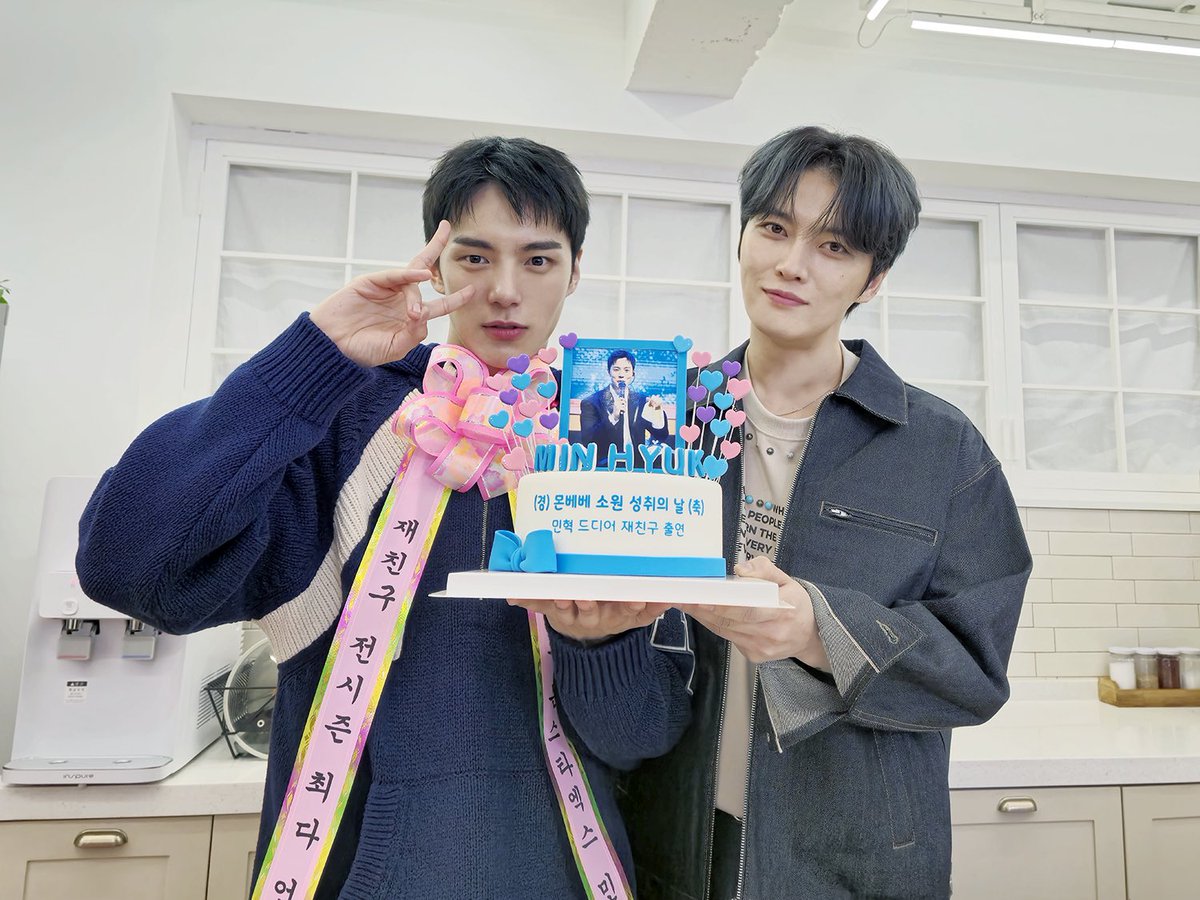 OfficialMONSTAX's tweet photo. 📸
241128 #몬스타엑스 #민혁
ST7 #재친구 방문 완료 

몬베베 소원 성취 재친구 방문💙
재중 선배님과 함께한 행복한 식사🥰
몬베베도 즐거웠다면 소리 질러❣

#MINHYUK
#MONSTAX #MONSTA_X https://t.co/gDPJF2xmkp