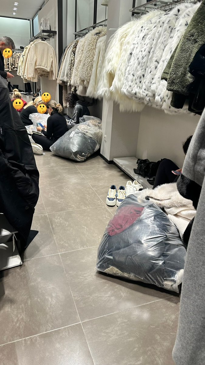 MimiDesiderooo's tweet photo. Burası Zara Akbatı Avm mağazası. Bu akşam 20:00 de başlayacak olan indirim öncesinde bu fotoğrafta göründüğü gibi bir grup insan (bana denk gelen 15 kişi kadar varlardı) böyle büyük poşetlerle indirime girecek olan tüm ürünleri toplamışlar ve bu da yetmiyormuş gibi topladıkları https://t.co/OaUAB76Jr4