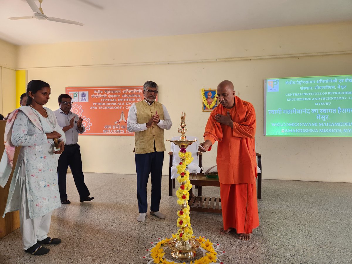 cipetmysuru's tweet image. A transformative wellness program was conducted on 28-11-2024 at CIPET: CSTS-Mysore by Swami Mahamedhanandha from Ramakrishna Mission, Mysore.
A session of inspiration, mindfulness, and holistic well-being for all! 🙏✨
#CIPET #WellnessProgram #Mindfulness #RamakrishnaMission