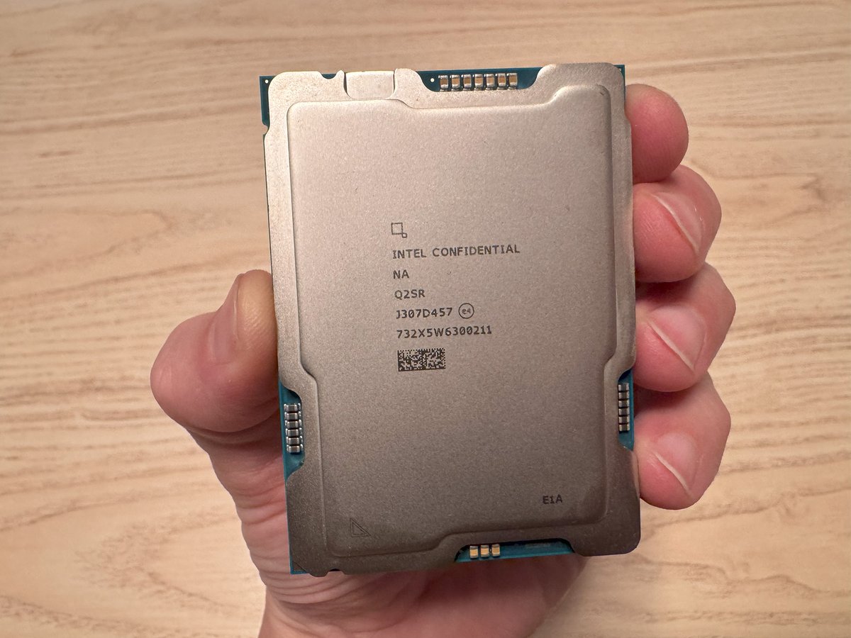 JosefHrib's tweet photo. Another beast #Intel #Xeon #EmeraldRapids Q2SR A0 64Cores 128Threads 320MB L3 350W similar to Xeon Platinum 8592+ https://t.co/GLvvusxd0k