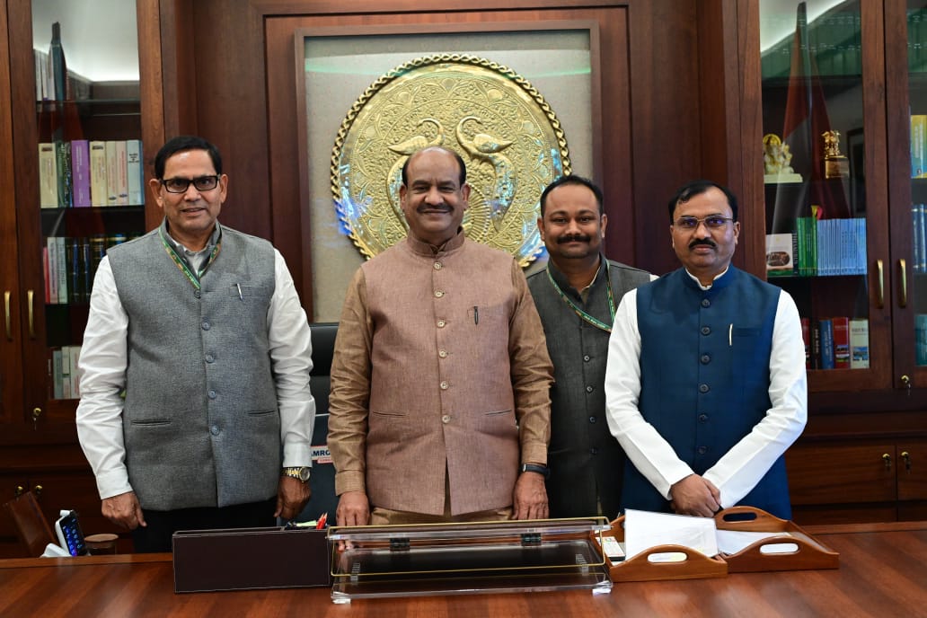 Utkarsh4LMP's tweet photo. लोकसभा के मा० स्पीकर श्री @ombirlakota जी से  शिष्टाचार मुलाकात कर विभिन्न विषयों पर चर्चा की। 

इस अवसर पर मा० सांसद श्री एस०पी० सिंह जी एवं मा० सांसद श्री राम शिरोमणि वर्मा की उपस्थित रहे। https://t.co/qMwJZ4XmBF