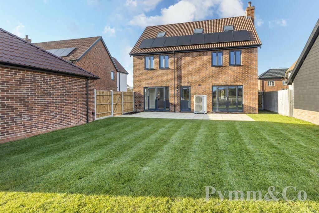 For Sale, A Stunning Three-Storey Detached Home Finished To An Exceptional Standard.
Located  In The Sought After Village Location of High Green, Brooke, south of #norwich
see the full details here
rightmove.co.uk/properties/155…