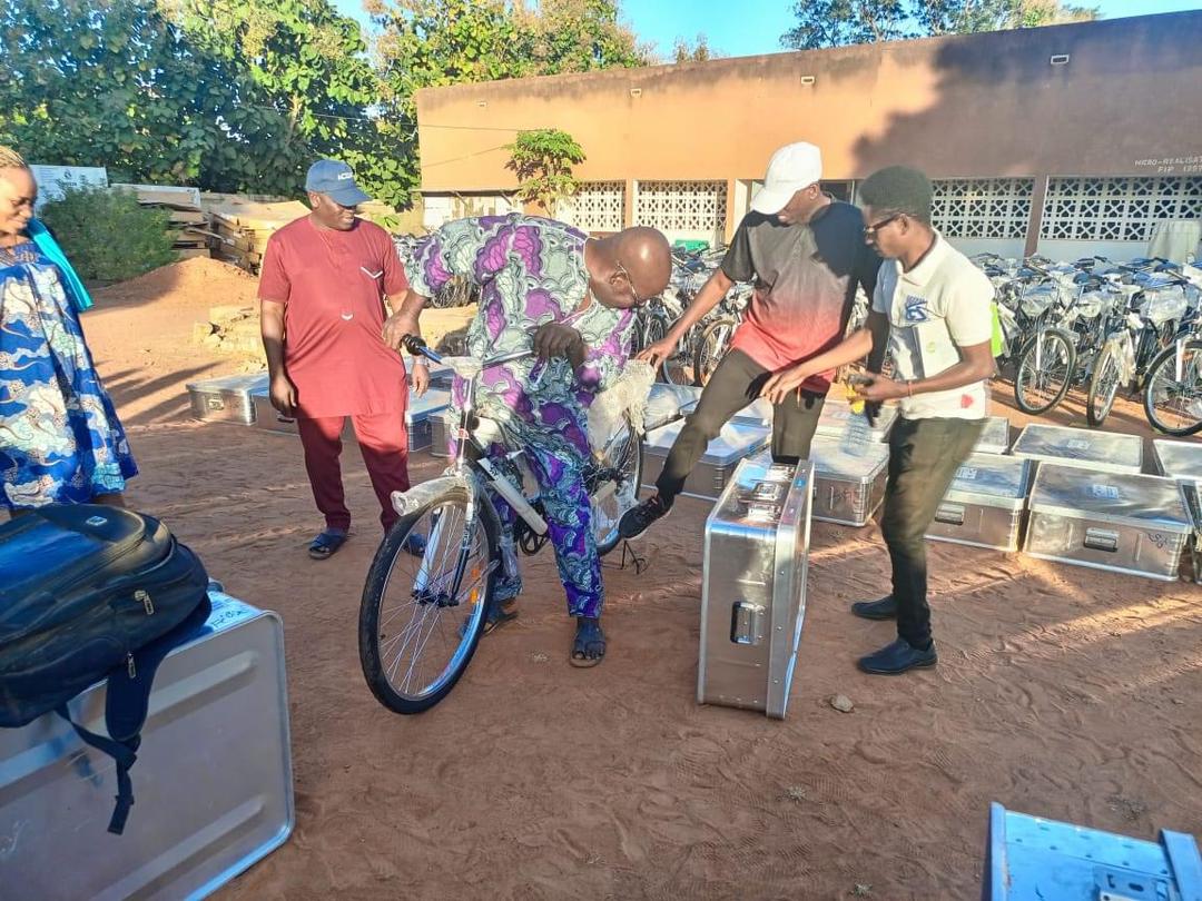 UNICEF_Benin's tweet image. Trained and equipped (with tablets, bicycles, and many other essential kits), community relays visit households to promote human, animal, and environmental health, even in the most remote areas.

#ACTogether
#UNICEFthxKOREA