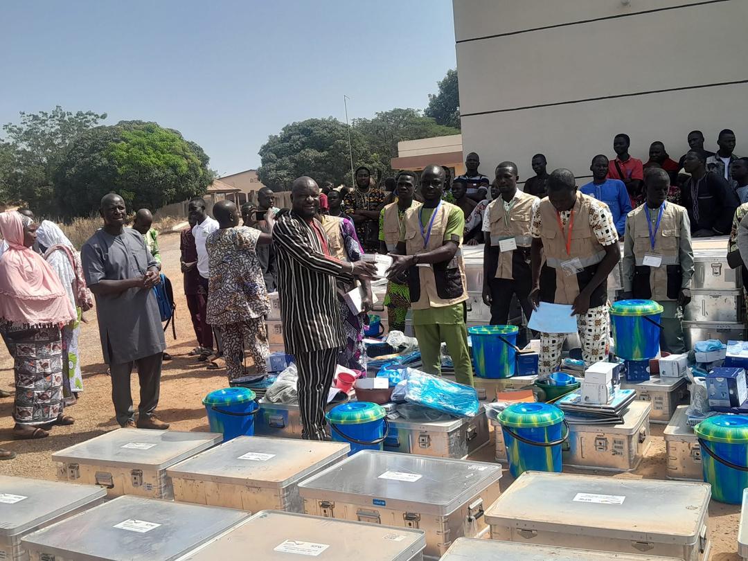 UNICEF_Benin's tweet image. Trained and equipped (with tablets, bicycles, and many other essential kits), community relays visit households to promote human, animal, and environmental health, even in the most remote areas.

#ACTogether
#UNICEFthxKOREA
