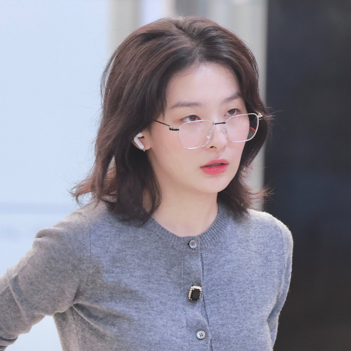minjoohyuns's tweet photo. only seulgi can look so good in any eyeglass frame https://t.co/k3kOoTKqT4