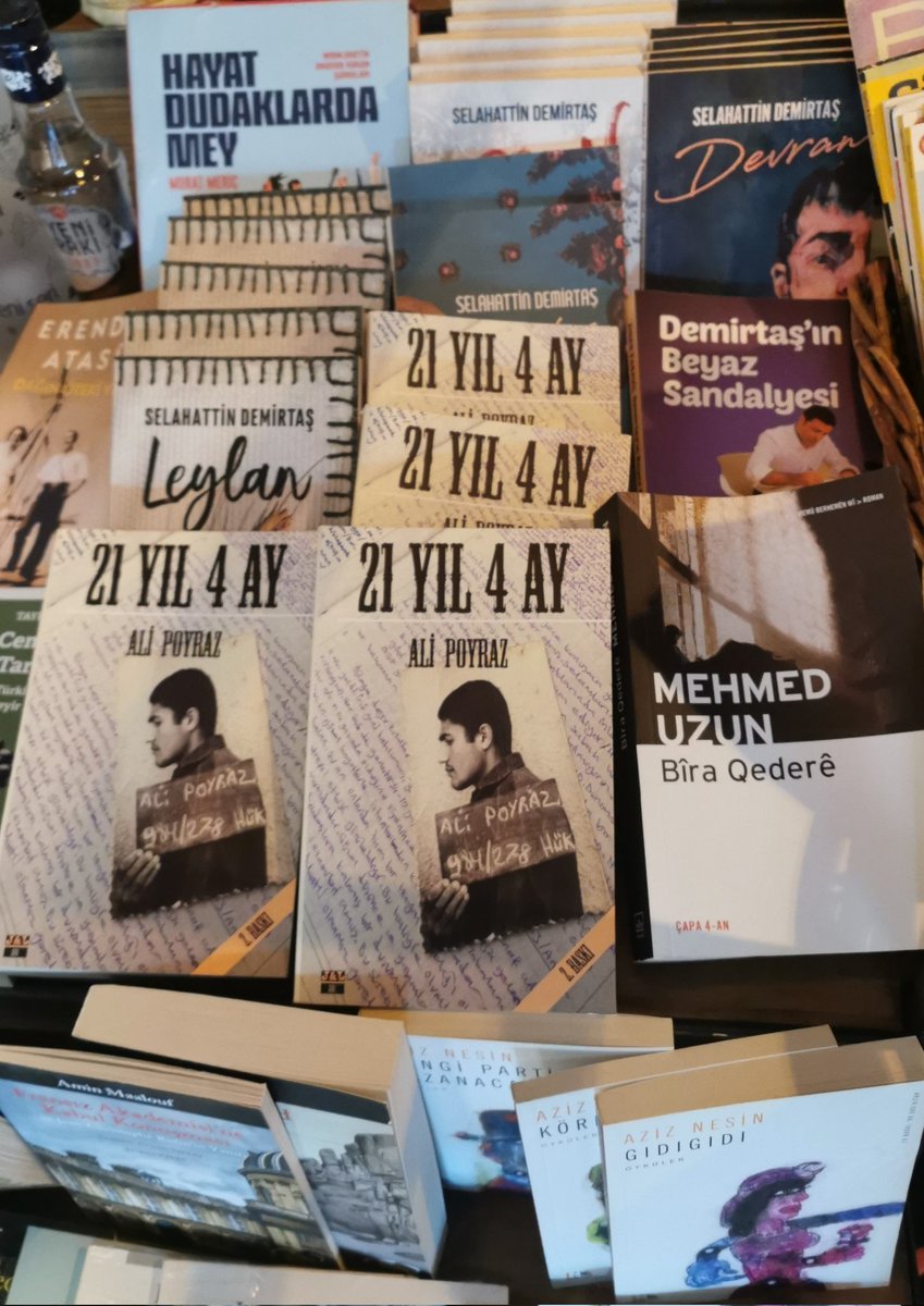 21 Yıl 4 Ay kitabının yazarı Ali Poyraz Londra'da ters kelepçe ile gözaltına alındı. A. Poyraz'la birlikte Kürt Halk Meclisi(KHM) Eşbaşkanı Türkan Budak, Meclis üyesi E.Akbal,KHM Dış İlişkiler Temsilcisi Agit Karataş gözaltına alındı.Bu yasadışı uygulamadır. Yalnız değillerdir.