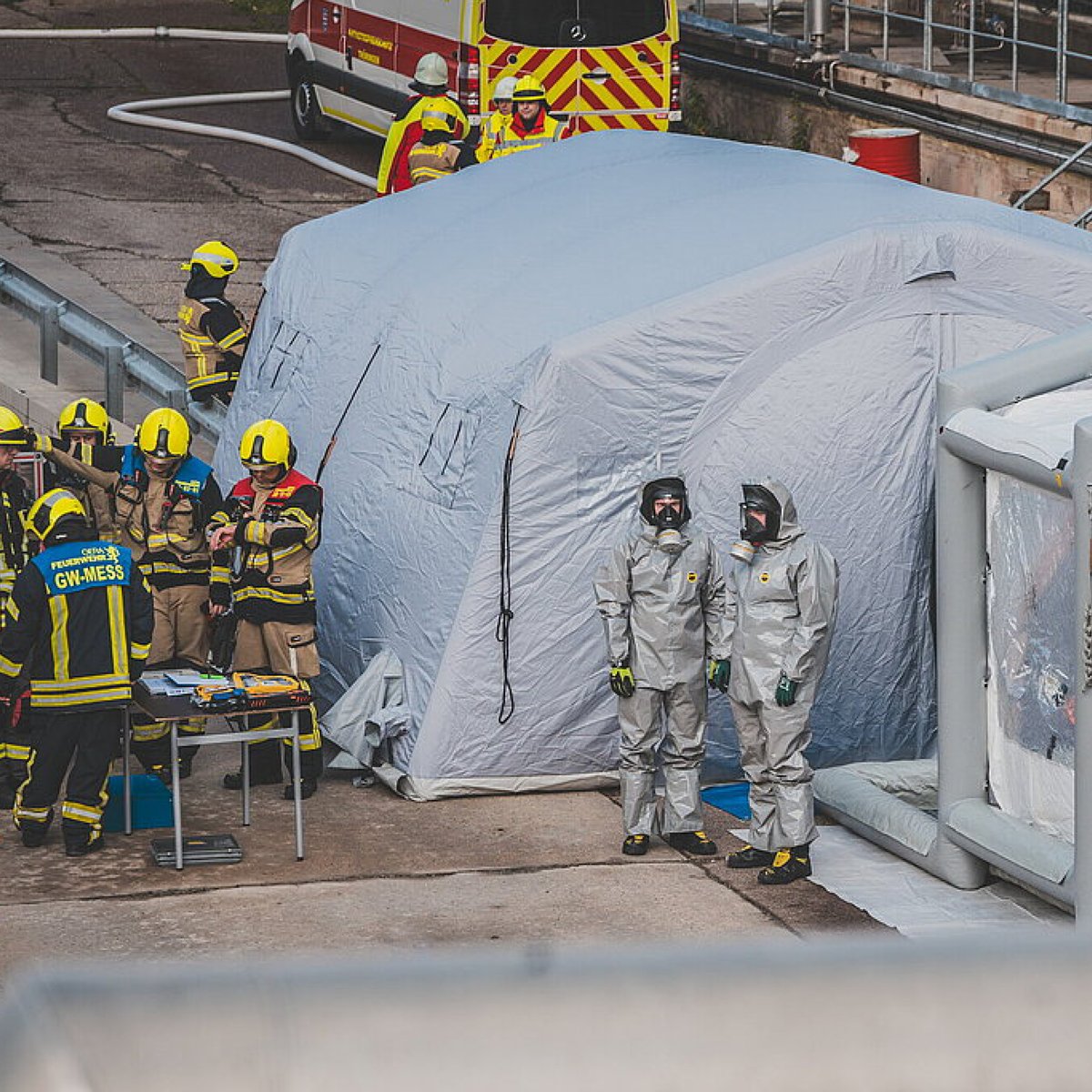 Einsatzkräfte üben Notfall im Chemiewerk Bad Köstritz (Foto: R. Friedrich, M. Kayser/Stadt Gera)

Mehr auf skverlag.de | #Rettungsdienst #Notfallsanitäter #Rettungssanitäter #Feuerwehr #Gera #Bad_Köstritz #Chemieunfall #Übung #ASB #THW

bit.ly/4fYTF2i