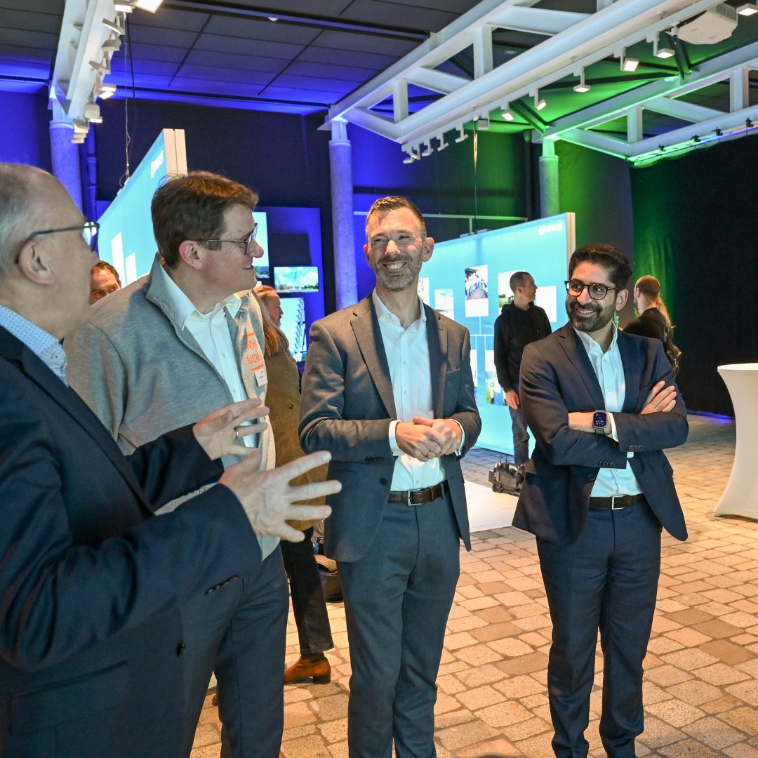 Wahle–Mecklar, das größte Netzausbauprojekt von TenneT im Höchstspannungs-Drehstrom-Bereich, geht ans Netz. Das Projekt sichert den Transport von Windenergie auf der Nord-Süd-Achse und stabilisiert das Netz in Niedersachsen und Nordhessen.