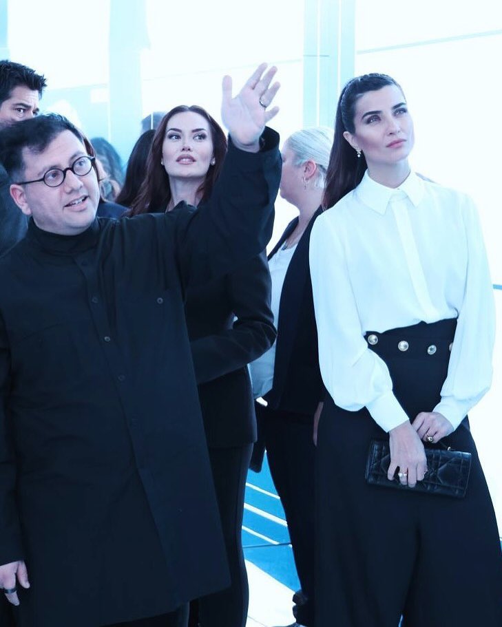 lus2207's tweet photo. tubabustun.official
•
@turkishairlines ın @refikanadol ile gerçekleştirdiği #innerportrait adlı projeyi ilk defa yaklaşık 1 yıl önce duymuştum ve sabırsızlıkla bekliyordum.
#tubabüyüküstün https://t.co/710U6YLOpn