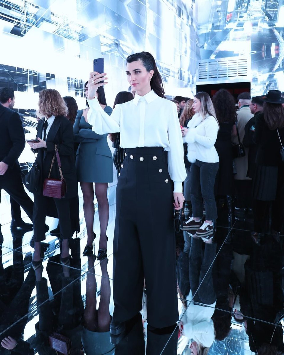 lus2207's tweet photo. tubabustun.official
•
@turkishairlines ın @refikanadol ile gerçekleştirdiği #innerportrait adlı projeyi ilk defa yaklaşık 1 yıl önce duymuştum ve sabırsızlıkla bekliyordum.
#tubabüyüküstün https://t.co/710U6YLOpn