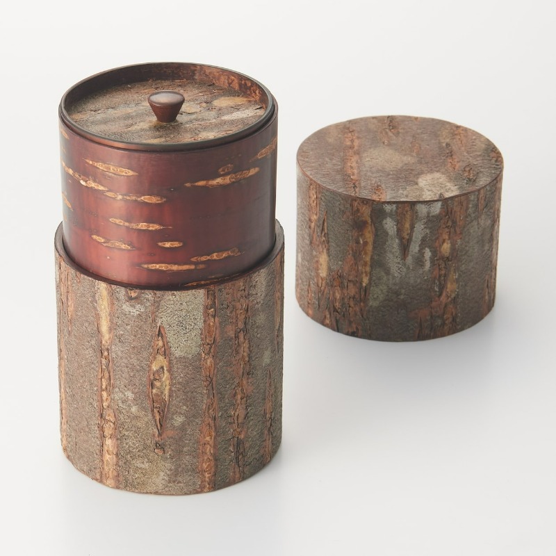 muji_net's tweet photo. 樺細工の保存容器
https://t.co/sz3zNirjbt

秋田を拠点とする「casane tsumugu」が、明治九年創業の樺細工製造元「八柳」と立ち上げた共同ブランド「YATSU」のキャニスターです。

桜の皮を使った伝統的な工芸品の「樺細工」。秋田県仙北市角館で、200年に渡ってつくり継がれています。

#諸国良品 https://t.co/yhV7Mot3CJ