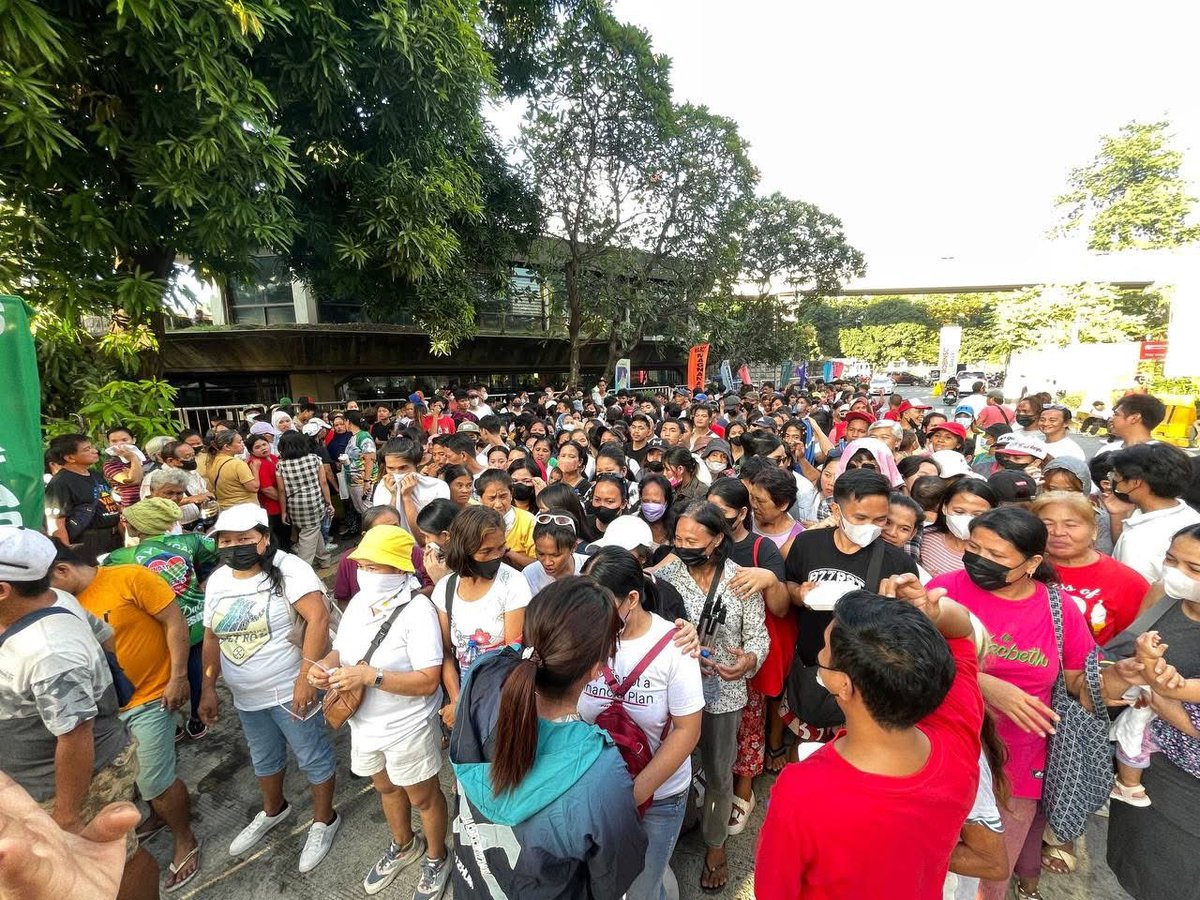 PHNews01's tweet photo. Current situation at the #EDSA Shrine, where #Duterte supporters gathered to express their frustration with the #Marcos administration.
#MarcosResign
#BBMResign
#BBMAddict
#SaraDuterteNextPresident
#SaraDutertePHPresident
#SaraDuterte
#SaraAll
#ProtectSaraDuterte
#Philippines https://t.co/uKfPMBN8Ro