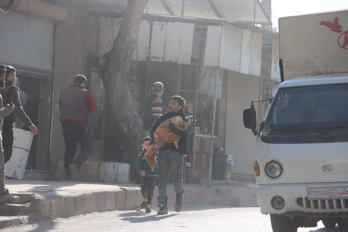 Russian airstrikes on the city of Darat Izza, west of #Aleppo, targeted the city's neighborhoods and a market, killing 4 civilians and injuring 15 others, including children.
#WhiteHelmets #Syria