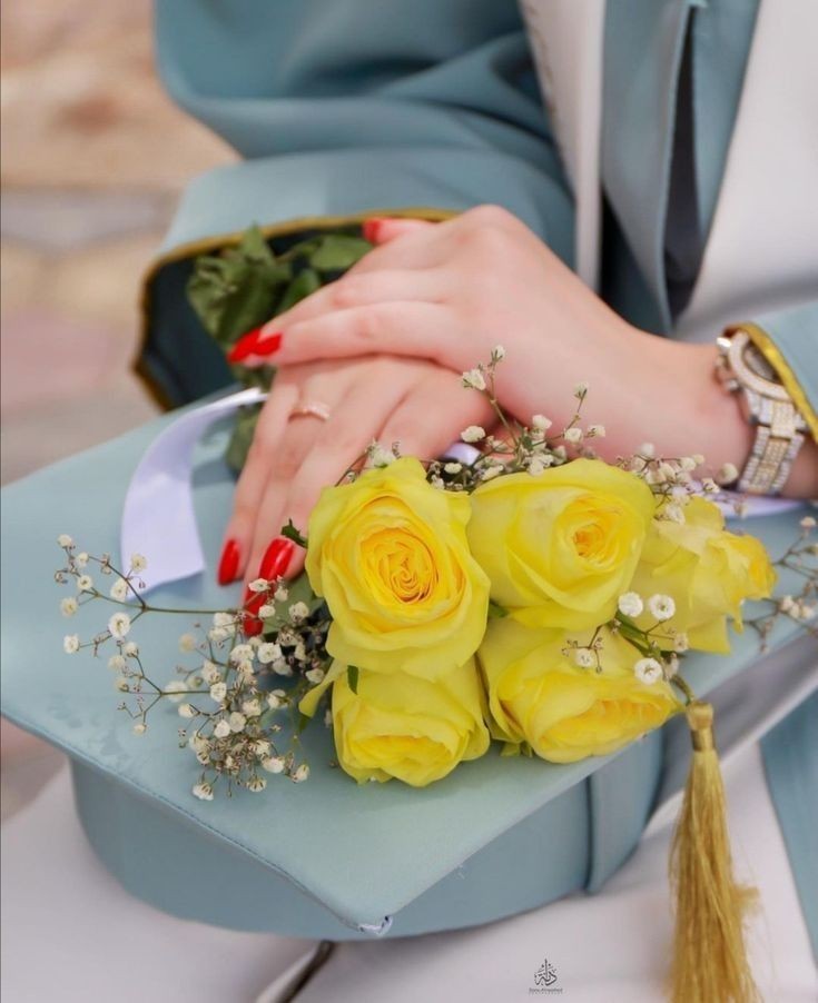 وكأنها خُلِقتْ وحيدة دون أشباهِها الأربعون
فلا شبيه لها إلا إنعكاسها في مرآتها🫶💜