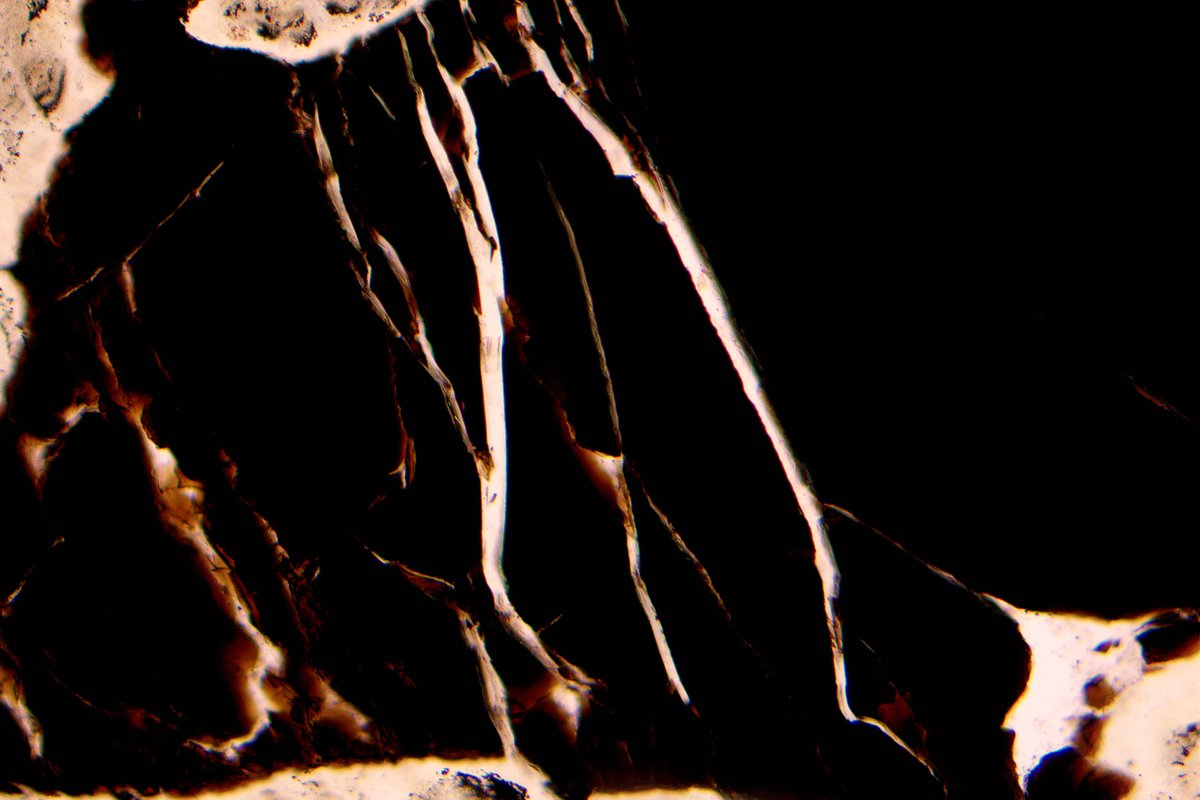 lapworthmuseum's tweet photo. Coverack is a Cornish village with a rich history. The nearby Poldowrian hosts a #prehistoric settlement dated to ~5000 BC, while the Coverack Cove and Dolor Point SSSI provides an almost continuous #geologic section across a mantle-crust boundary!

#ThinSectionThursday #minerals https://t.co/hdHcloNHTm