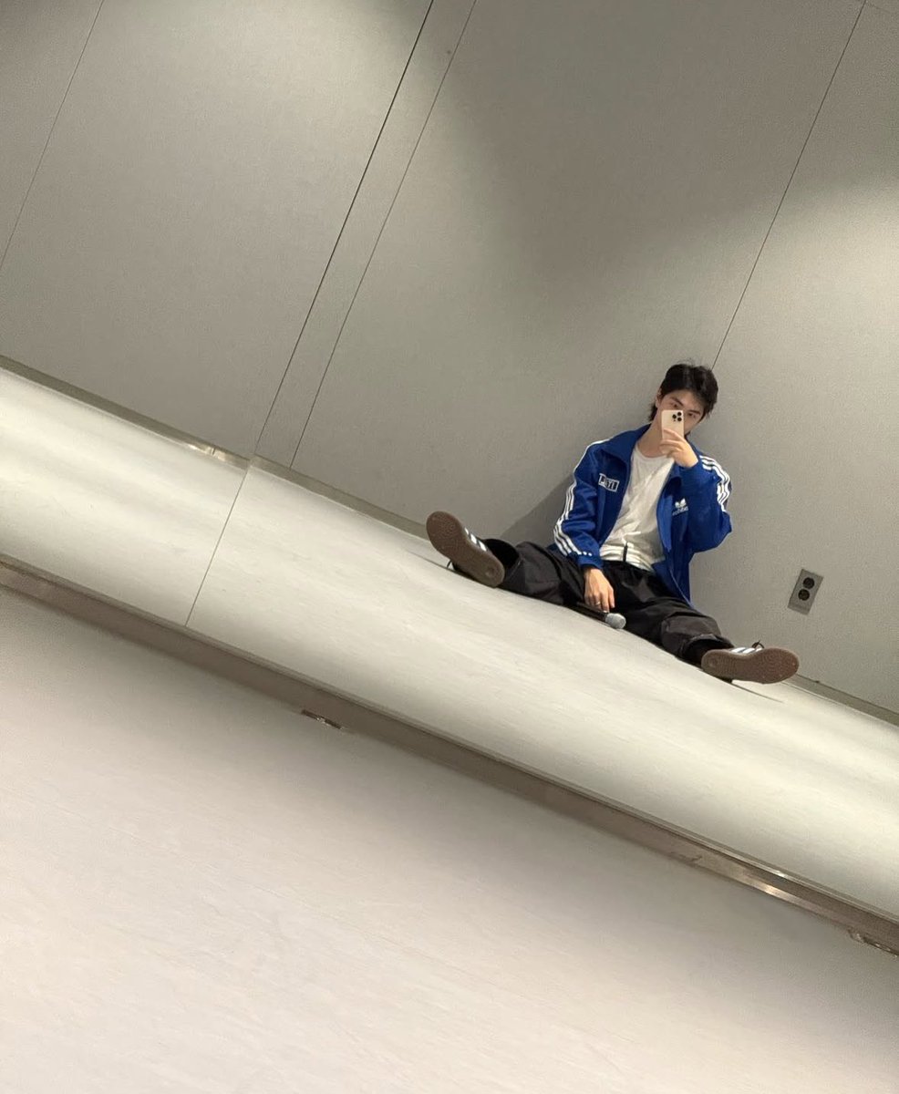 hshlatto's tweet photo. 또떴다아디다스승한 https://t.co/KqX6QHNPgx