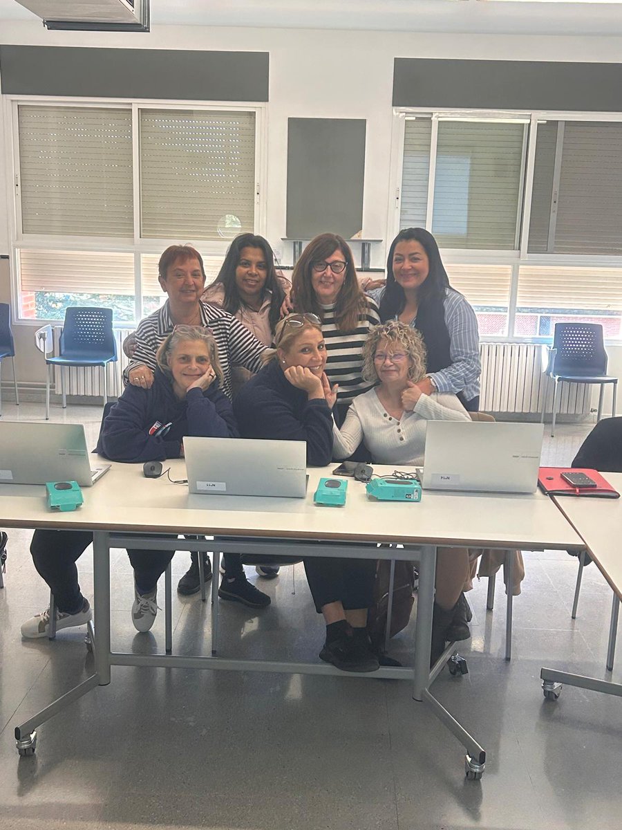 TereJaba13's tweet photo. Estamos en clase aprendiendo a utilizar Twitter y me parece muy interesante, poniéndonos las pilas para seguir aprendiendo #mentesconectadas #lapoblademafumet https://t.co/8ab9rnEz78