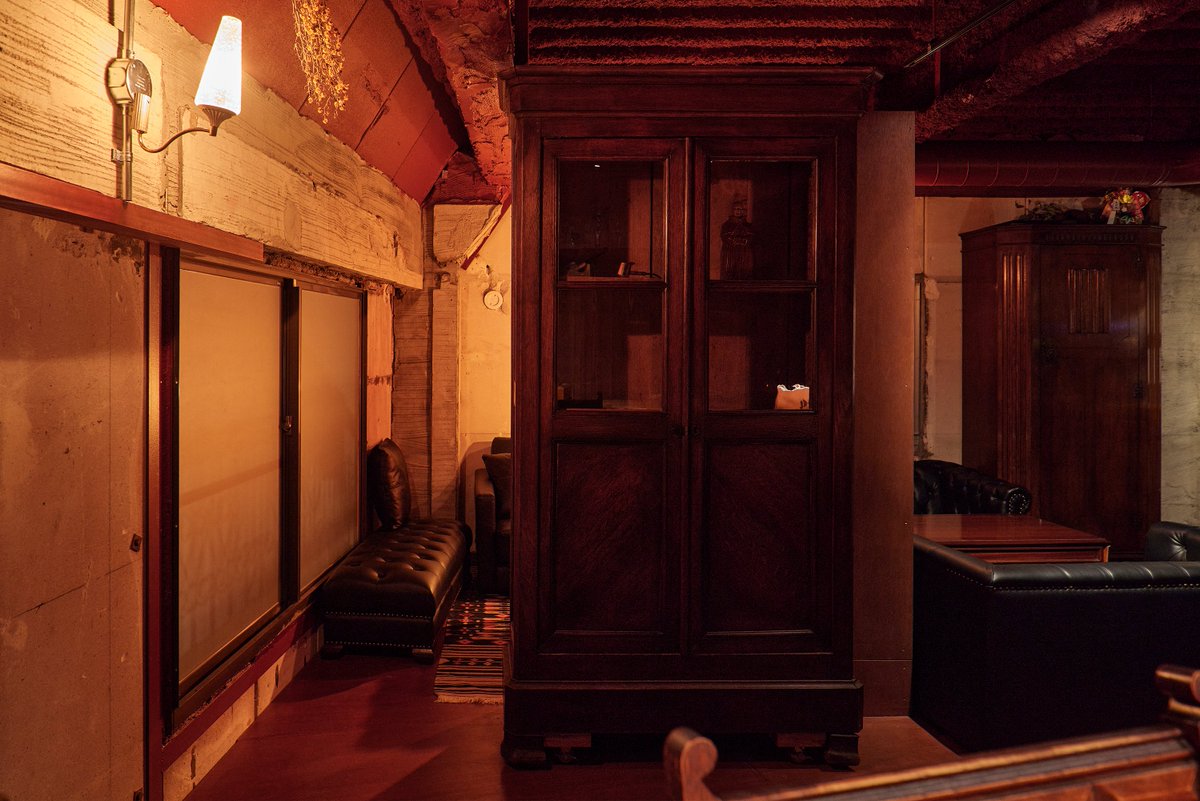 育てていく深紅のbar　-完成しない改修 -
アンティークの可動棚による隠し部屋

photo : yasuhiro takagi