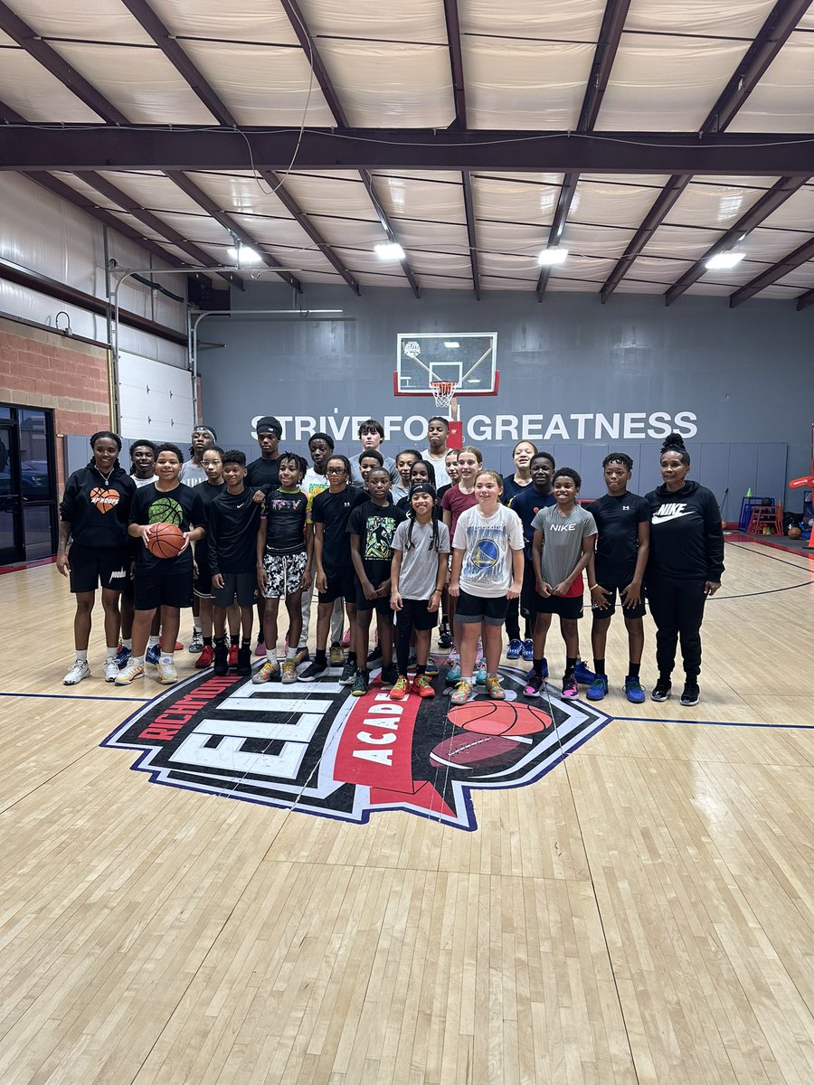 _CallMeAshP's tweet photo. The first AP Hoops Thanksgiving Clinic was amazing! Thank you God! 

I truly feel like I’m living in my purpose. 🫶🏾🙏🏾 https://t.co/bzOIMju8bf