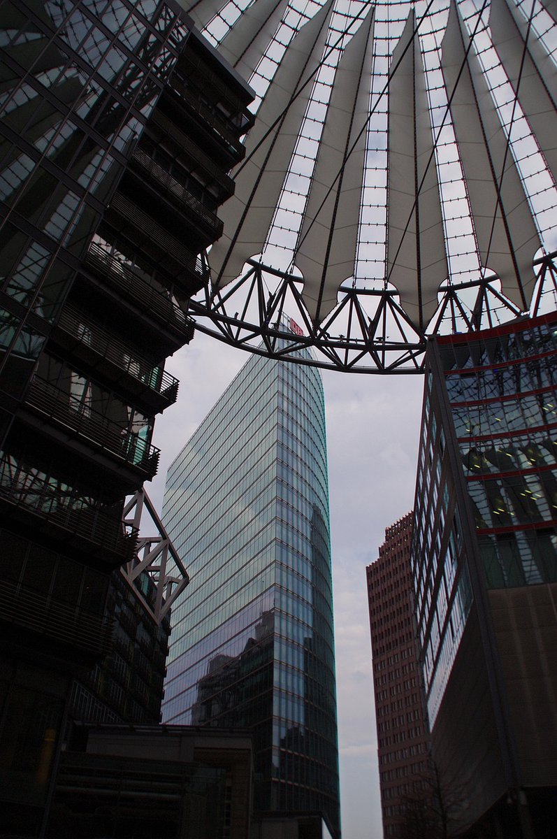 Die Spitzenmiete für Büroimmobilien in Berlin liegt bei rund 45 Euro pro qm. Dieser Wert lässt sich z. B.  am Potsdamer Platz, am Kurfürstendamm oder in der Friedrichstraße erzielen. 

🔎 Mehr erfahren Sie in unserem Gewerbemietenpreisservice: ivd-bildungsinstitut.de/produkt/ivd-ge…