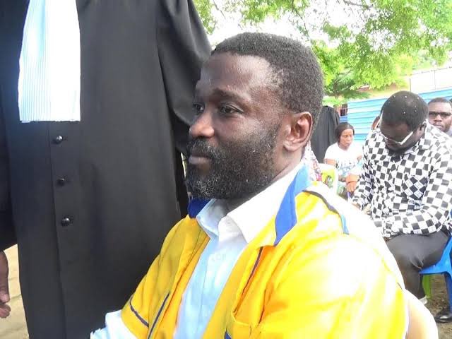 betordc's tweet photo. #RDC Condamnation de Seth Kikuni : son parti « Piste pour l'Emergence » dénonce un procès orchestré

La condamnation de Seth Kikuni Masudi, candidat à la dernière présidentielle et président national du parti « Piste pour l'Émergence », continue de donner lieu à des vagues de réactions en République démocratique du Congo. Mercredi 27 novembre 2024, le Tribunal de Paix de Kinshasa/Gombe a infligé à l'opposant une peine d’un an de prison. Une décision que son parti qualifie de "farce judiciaire".

Dans un communiqué publié ce jeudi 28 Novembre 2024, Piste pour l'Émergence dénonce une tentative flagrante de "museler une voix critique" dans un contexte politique de plus en plus tendu. Selon ce parti, Seth Kikuni est innocent "en fait comme en droit", et cette condamnation relève d’une manœuvre orchestrée pour dissuader toute opposition au régime du Président Félix Tshisekedi.

Le procès, qui s’est tenu dans la prison centrale de Makala, a été qualifié de "parodie de justice" par Piste pour l'Émergence. Ce dernier souligne l’absence de preuves tangibles apportées par le ministère public et accuse l'Agence nationale de renseignements (ANR) d’être à la base ce cette situation.

"Les accusations portées contre Seth Kikuni sont fabriquées de toutes pièces", peut-on lire dans le communiqué. Selon Piste pour l'Émergence, l’Administrateur Général de l’ANR aurait donné des instructions au Procureur Général pour obtenir une condamnation exemplaire à l’encontre de leur leader.

Le parti exige la libération immédiate et inconditionnelle de Seth Kikuni, dénonçant un "arbitraire sans précédent" qui porte atteinte aux principes de l’État de droit et à la démocratie en RDC. Le parti appelle également les organisations nationales et internationales de défense des droits humains à se mobiliser.

La condamnation de Seth Kikuni intervient dans un climat politique tendu, où plusieurs opposants dénoncent des restrictions croissantes des libertés publiques. 

Gilbert NM