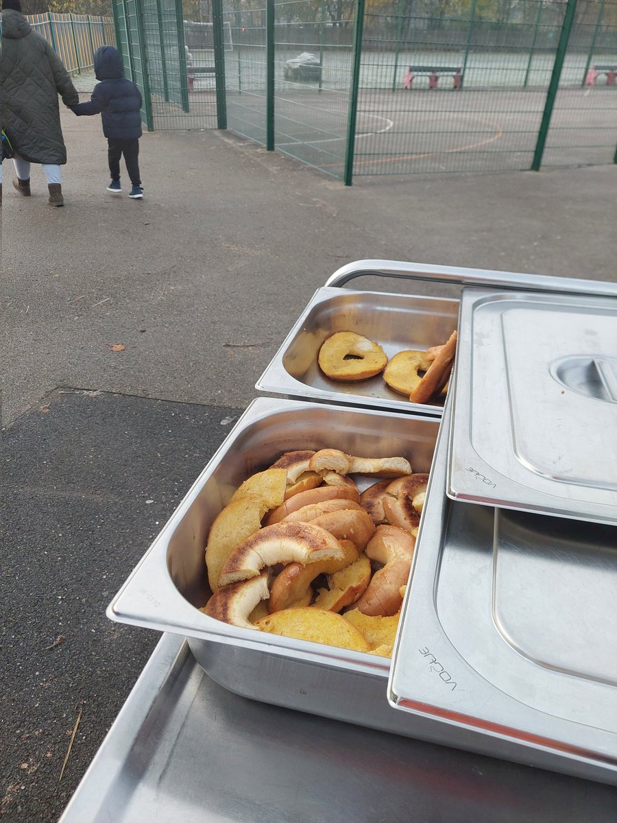 BrookfieldsPri1's tweet photo. We could not think of a better way to start the day than a hot bagel in the cold weather! #breakfastforeveryone #teambrookfields #WeAreCreate https://t.co/0j6mGDhIeV