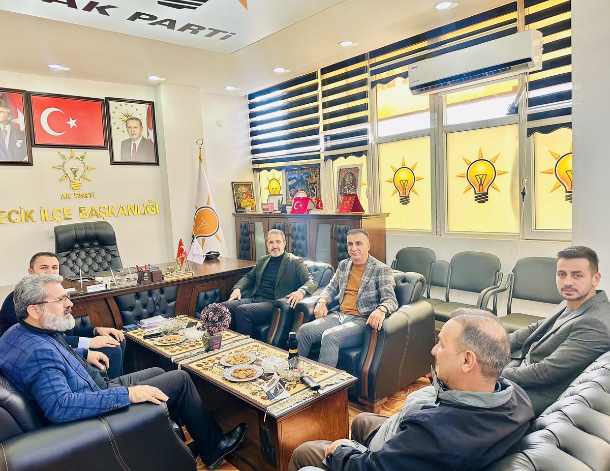 Emrullah_Gur's tweet photo. 8. Olağan Kongre sürecimizde Derecik İlçe Başkanlığına güven tazeleyerek tekrar seçilen Abdurrahim Akgündüz Başkanımızı ve Yönetim Kurulu üyelerimizi ziyaret ettik.

İlçe Başkanımızı ve Yönetim Kurulu üyelerimizi tebrik ediyor, başarılar diliyorum. https://t.co/lPqhpviomo
