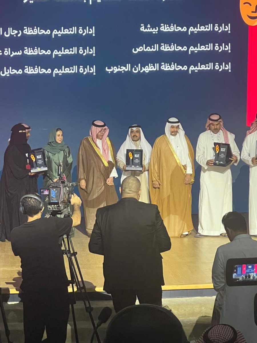 demoataal101's tweet photo. تكريمي من وزارة التعليم والثقافة بديوان وزارة التعليم https://t.co/uOqoL6AX6B