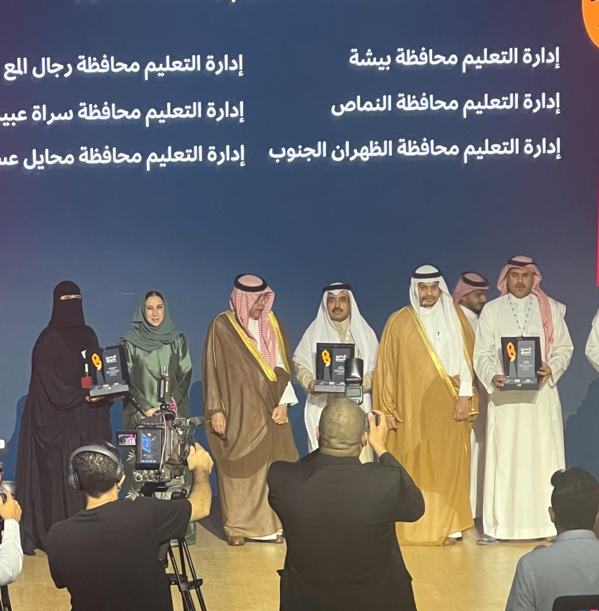 demoataal101's tweet photo. تكريمي من وزارة التعليم والثقافة بديوان وزارة التعليم https://t.co/uOqoL6AX6B