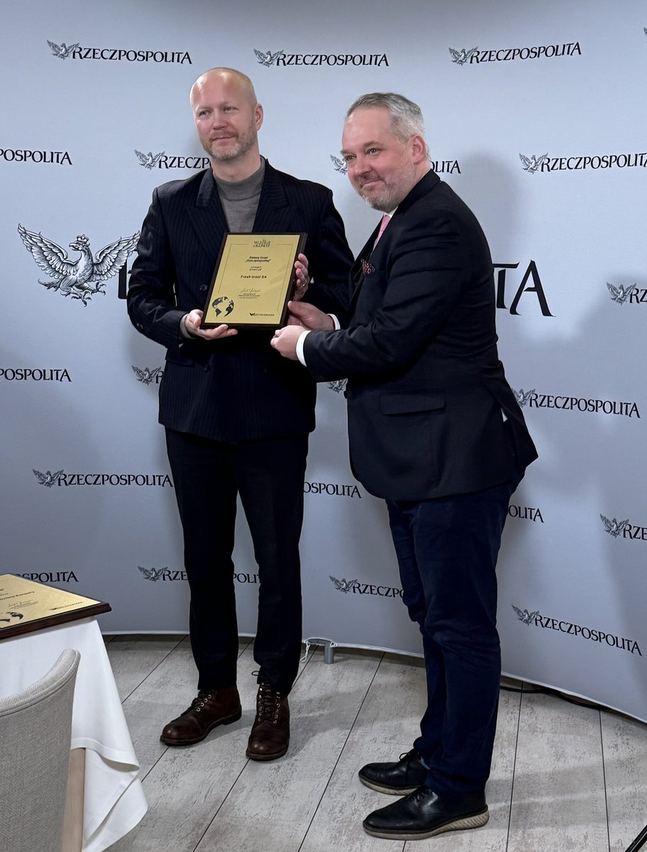 rzeczpospolita's tweet photo. #ZieloneOrły 🚀 Kategoria START-UP: Młode firmy w walce o klimat. Poznajmy innowacyjnych liderów! 🌍🌟 #ZieloneOrły
🏆 Kategoria START-UP: Zielony Orzeł dla Fresh Inset SA za technologię Vidre+, która wydłuża świeżość owoców i warzyw. 🍎🌱 https://t.co/A50nZncdIk