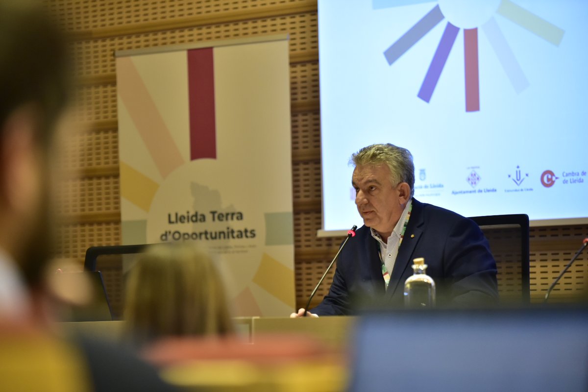 Promo_Economica's tweet photo. ➡️Donem inici al #LAB4TI!
🗣️El president de la @cambralleida, Jaume Saltó, ha donat la benvinguda i ha explicat que la jornada és una mostra de la feina conjunta entre institucions i empreses per construir un futur més sostenible i resilient pel territori https://t.co/LCRAsEFfOg
