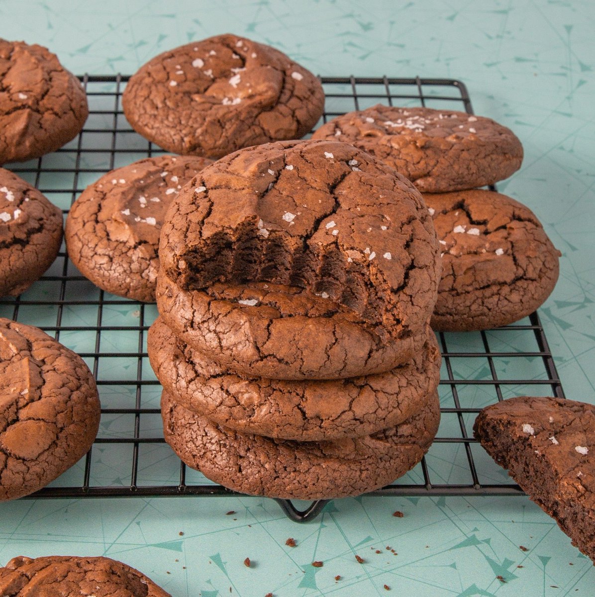 Looking for a Christmas gift for a fellow baker? I recommend my book Bakes That Break The Internet! It includes 40 delicious recipes including these insanely good Brownie Cookies. They are fudgey, divine and a chocolate lovers dream! Get your copy here: buff.ly/3DN3SxM