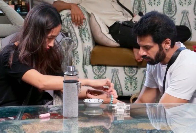 MohdUvaish1279's tweet photo. Which pair looks more beautiful together?  What  you think who created a real and pure bond here? 

Like for #AviSha 💞

RT for #ChumVeer 🔁

#KaranveerMehra #ChumDarang
#EshaSingh #AvinashMishara 
 #BiggBoss18 
Like 💝                                          RT 🔁 https://t.co/KOtd9IDxcc