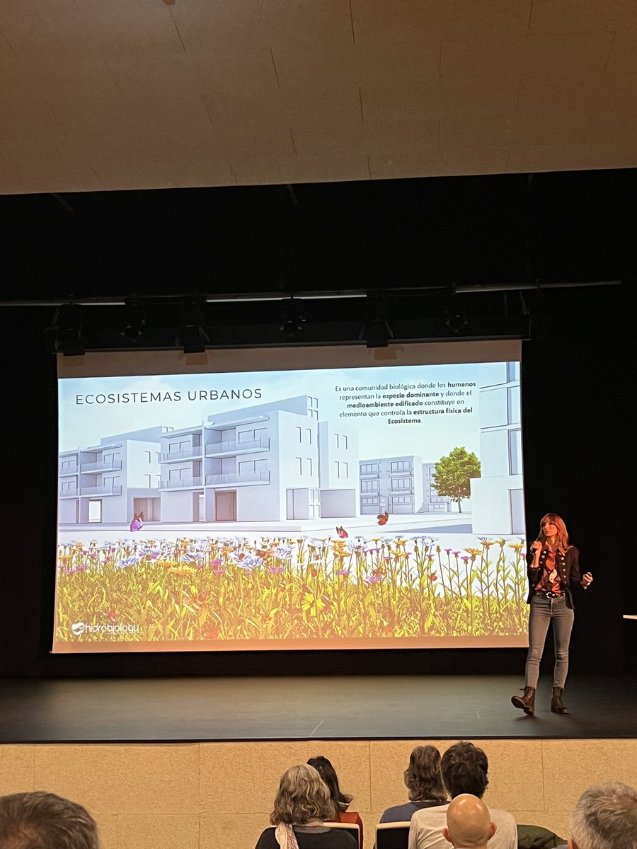 En la jornada #AlcorquesVivosVitoria24 organizada por la <a href="/AEPJP/">Asociación Española de Parques y Jardines Públicos</a> escuchando la ponencia de #LorenaEscuer de <a href="/Hidrobiology/">Hidrobiology</a>