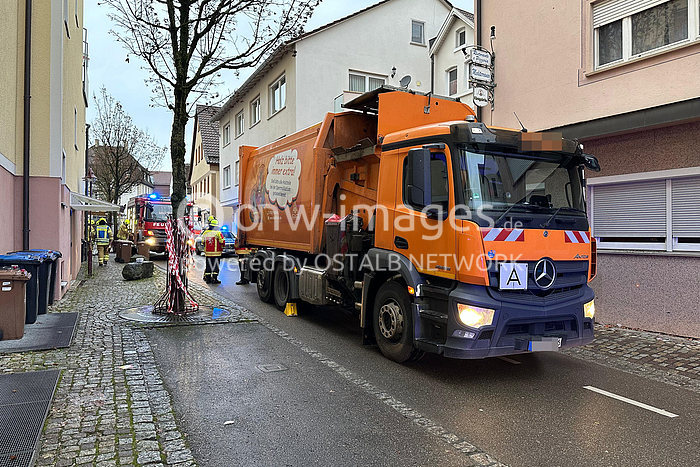 Laut Polizeiangaben erlitt eine 84-Jährige bei einem Unfall in Giengen an der Brenz lebensgefährliche Verletzungen, nach dem sie von einem Mülllaster überrollt worden war.

Foto: onw-images / Markus Brandhuber +++ © onw-images Bilderdienst +++ 28.11.2024