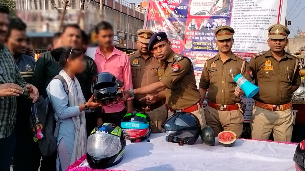 agrapolice's tweet photo. #PoliceCommissionerateAgra 

यातायात माह के दृष्टिगत #ACP_खैरागढ़ द्वारा थाना खैरागढ़ क्षेत्रान्तर्गत दोपहिया वाहन चालकों को यातायात नियमों के प्रति जागरूक कर हेलमेट वितरित किए। आपका जीवन अनमोल है, इसे सुरक्षित रखें।

"सुरक्षा ही असली साथी! 🚔 

#RoadSefty 
#UPPolice https://t.co/yz2Nf9DYBx